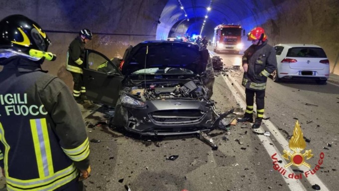 Scontro in galleria a Camerata Cornello: sette persone coinvolte, tra cui due bambini
