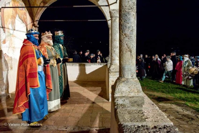 L’abbraccio di Casnigo ai suoi Re Magi dopo due anni: folla e incanto alla Ss. Trinità