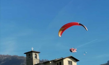 Atterraggio perfetto, a Gandino i bambini salutano la befana arrivata dal cielo