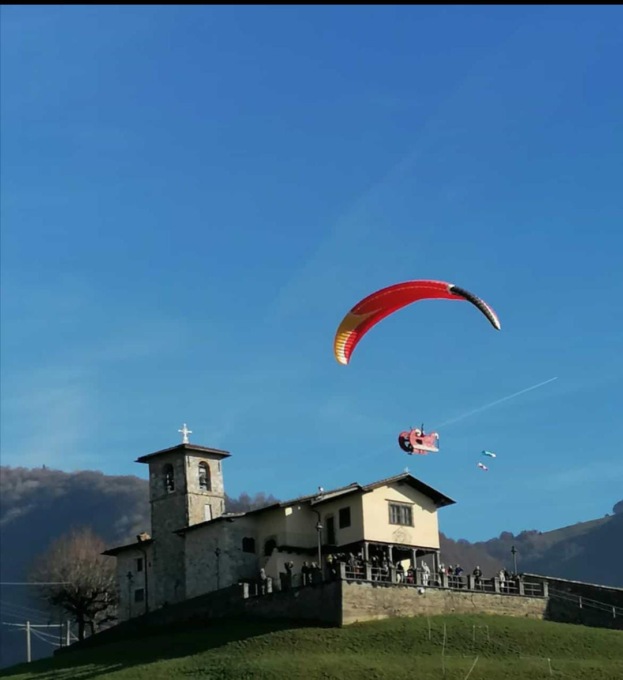 Atterraggio perfetto, a Gandino i bambini salutano la befana arrivata dal cielo