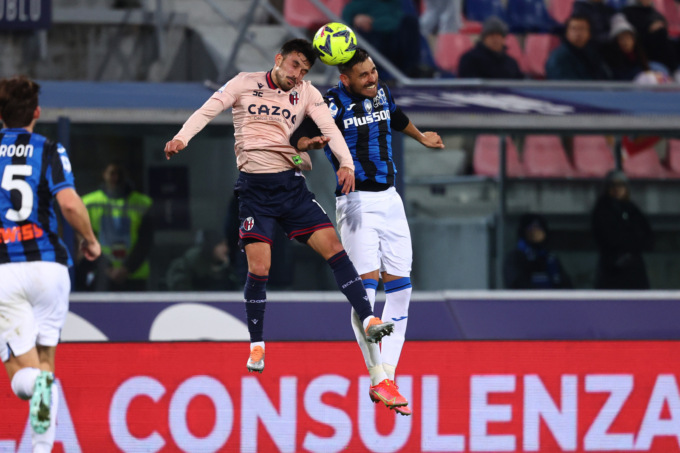 Una vittoria pesante, strappata coi denti e coi cambi. A Bologna, l’Atalanta passa 1-2
