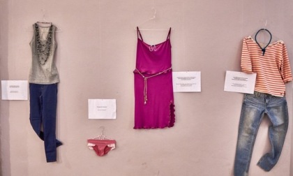 "Com'eri vestita?": nel cortile della Provincia la mostra che parla della violenza di genere