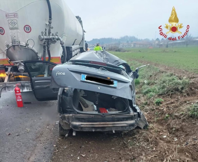 Scontro frontale tra un’auto e un camion ad Almenno San Bartolomeo: morto un 89enne