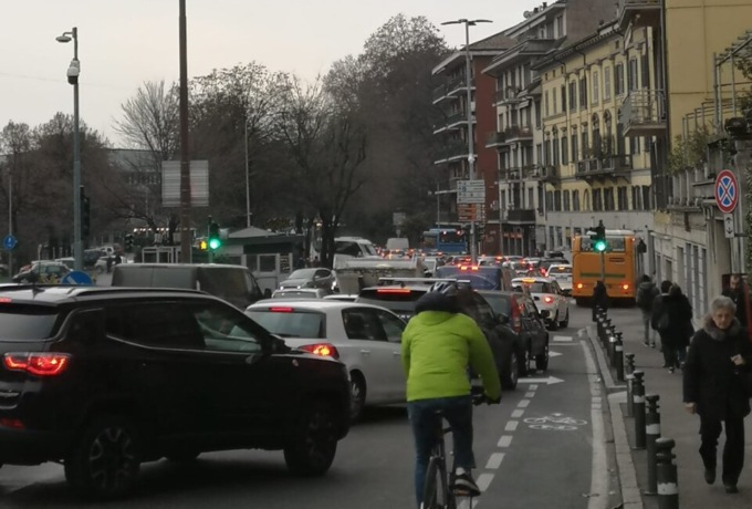 Traffico paralizzato a Bergamo per il montaggio del palco della Capitale della Cultura