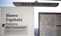 «Siamo Capitale Italiana... del Cemento»: cartelloni modificati per protesta alle fermate Atb