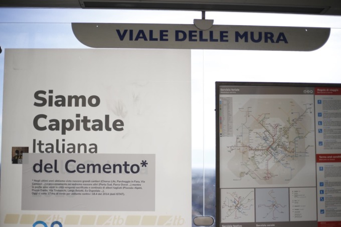 «Siamo Capitale Italiana… del Cemento»: cartelloni modificati per protesta alle fermate Atb