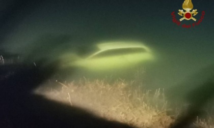 Il racconto del giovane finito con l'auto nel lago di Endine: «La portiera non si apriva»