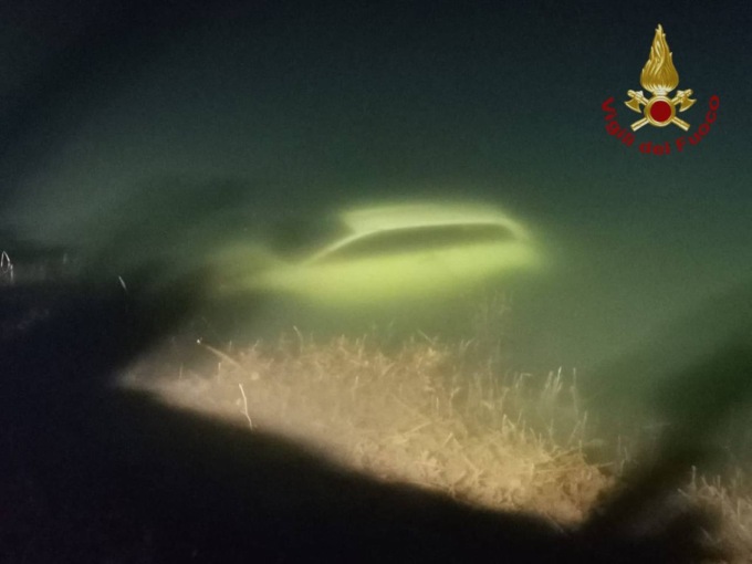 Il racconto del giovane finito con l’auto nel lago di Endine: «La portiera non si apriva»