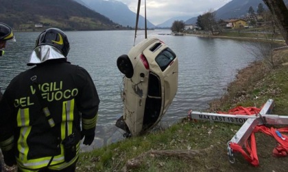 Auto finisce nel lago di Endine a Ranzanico, 20enne raggiunge riva a nuoto
