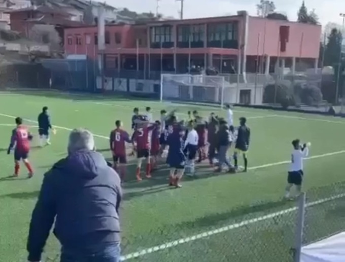 Calcio giovanile, follia all’oratorio di Nese: il video della rissa e dell’invasione dei genitori