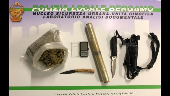 Spacciatore con coltelli fermato dalla Polizia locale a Bergamo