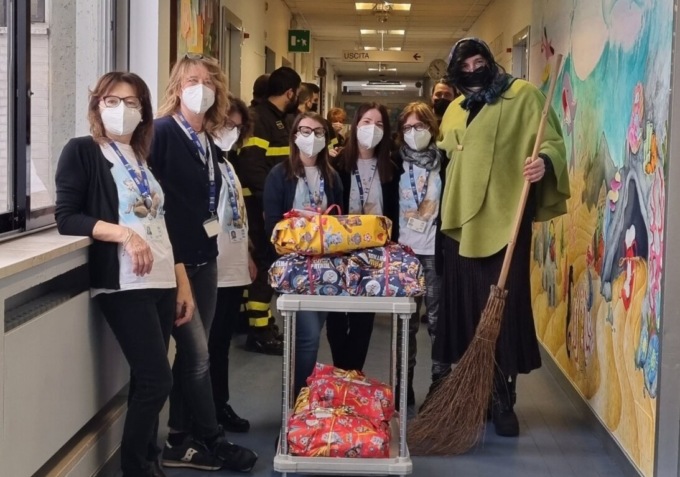 In Pediatria per dispensare doni, dolciumi e sorrisi: la Befana all’ospedale di Treviglio