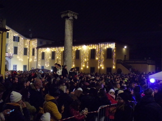 Grande successo per Cristina D’Avena a Ponte San Pietro. Rinviati invece i fuochi artificiali