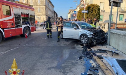 Calcio, scontro tra auto in via Papa Giovanni XXIII: due donne ferite