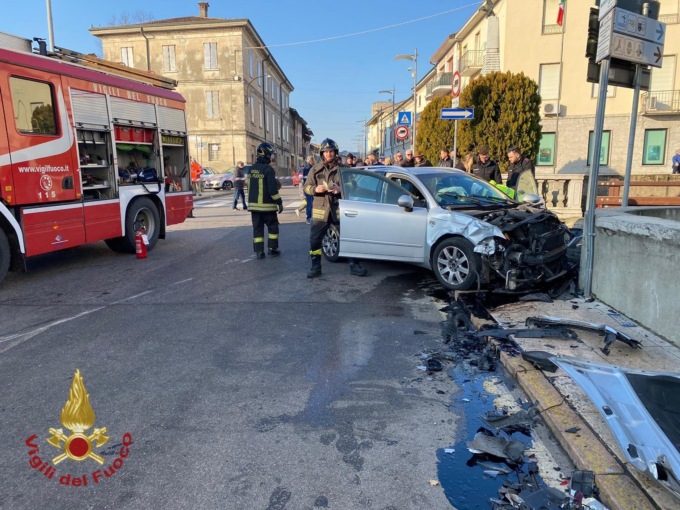 Calcio, scontro tra auto in via Papa Giovanni XXIII: due donne ferite