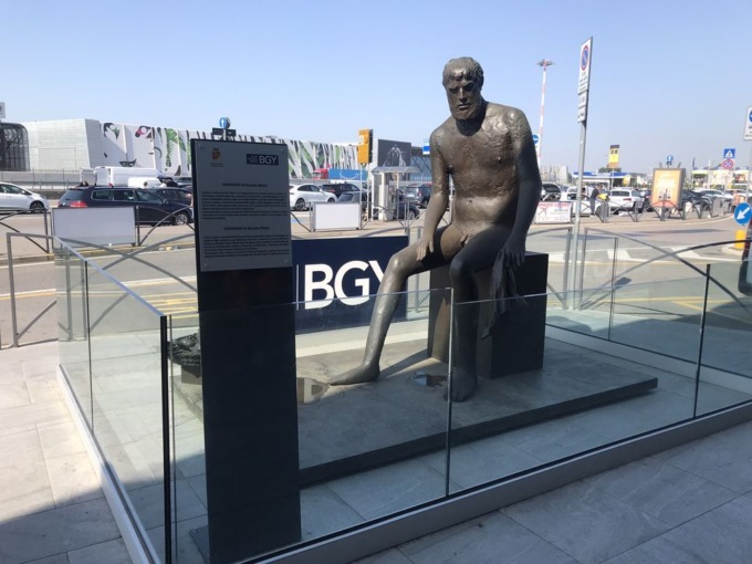 Il triste destino del Caravaggio di Manzù all’aeroporto: «Schiacciato fra le auto parcheggiate»