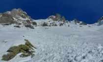 Travolti da una massa di neve mentre facevano scialpinismo in Val Brembana: stanno bene