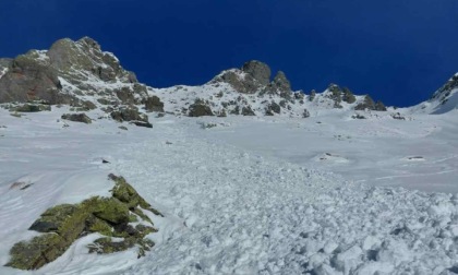 Travolti da una massa di neve mentre facevano scialpinismo in Val Brembana: stanno bene