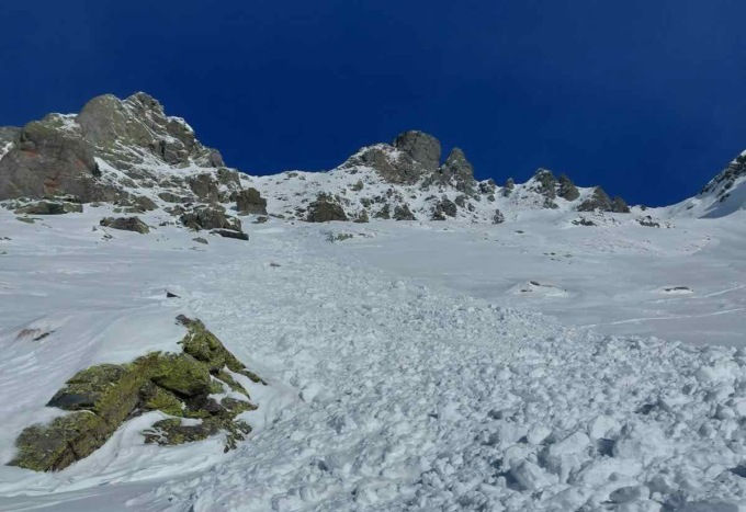 Travolti da una massa di neve mentre facevano scialpinismo in Val Brembana: stanno bene