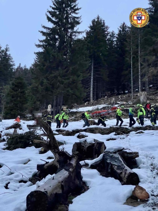 Scivola sopra Mezzoldo: portata a valle in barella dal soccorso alpino