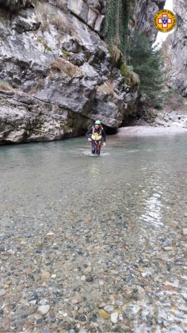 Colere, bloccato tutta la notte sul greto del Dezzo: intervento del Soccorso alpino