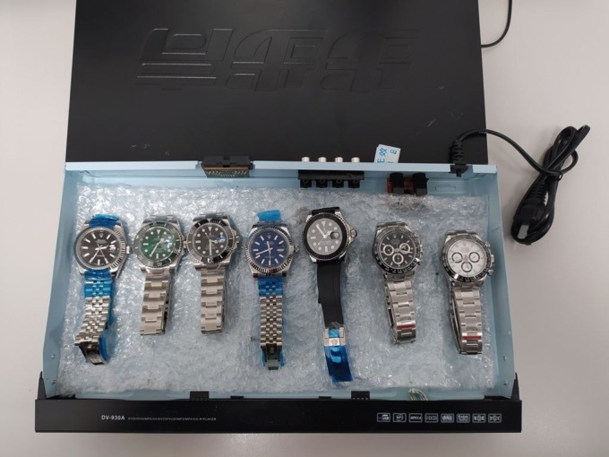 Ben 39 Rolex falsi sono “atterrati” a Orio dal Regno Unito: scattata la denuncia