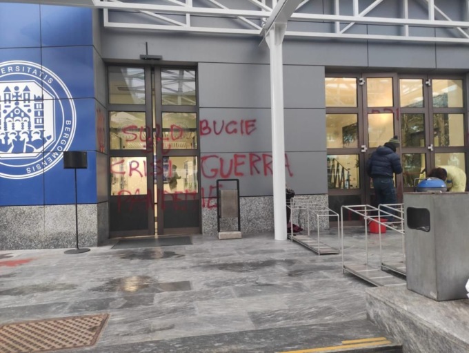 Scritte no vax, identificati tre presunti autori. Spray rosso e armi sotto sequestro