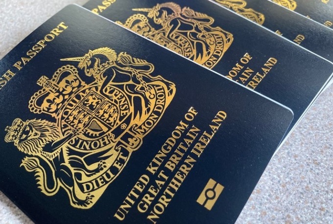 Per rinnovare il passaporto britannico basta spedire quello vecchio e fare un clic (invidia)