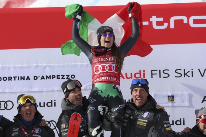 Brutta caduta di Sofia Goggia in discesa libera a Cortina, ma fortunatamente sta bene
