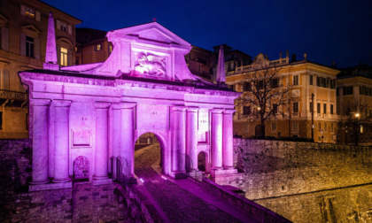 Il Giro d'Italia torna a Bergamo: lo spettacolo di Porta San Giacomo illuminata di rosa