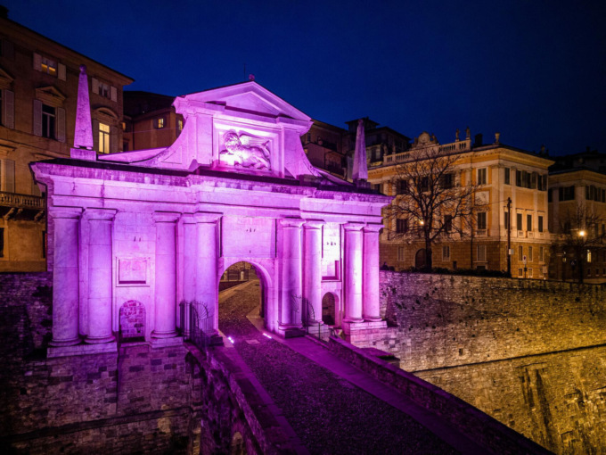 Il Giro d’Italia torna a Bergamo: lo spettacolo di Porta San Giacomo illuminata di rosa