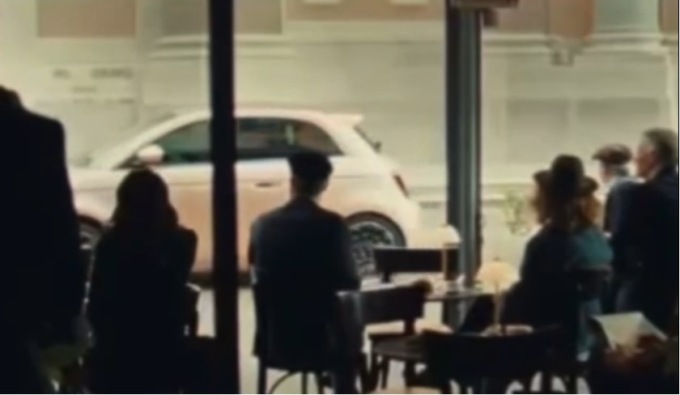 Bello lo spot della Fiat 500 elettrica girato al bar Milano di Treviglio per gli Stati Uniti