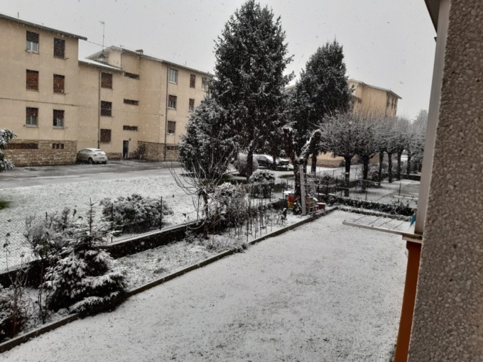 La magia della neve a bassa quota è durata poco: le vostre foto (e video)