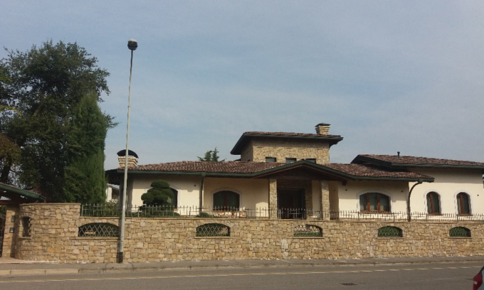 Assolta Carmen Testa, la casalinga-operaia con la mega villa ad Arcene