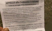 Volantini no vax con le parole di don Personeni distribuiti fuori dal Duomo di Città Alta