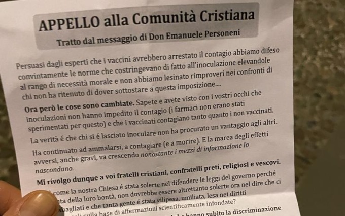 Volantini no vax con le parole di don Personeni distribuiti fuori dal Duomo di Città Alta
