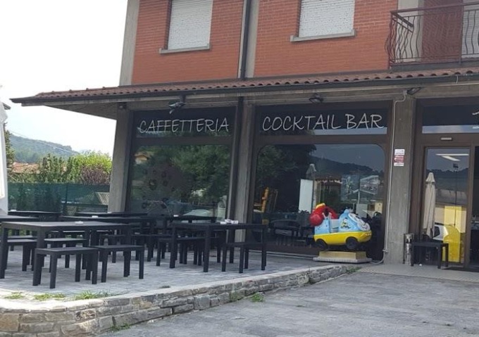 Afferra la cameriera alle spalle e la trascina fuori dal locale. La titolare: «Aveva una lama»