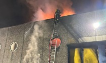 In fiamme una falegnameria a Treviglio, vigili del fuoco al lavoro tutta la notte