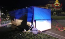 Camion ribaltato sul ponte Barcotto a Costa Volpino: traffico paralizzato