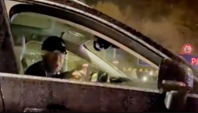 Insultato da tifosi avversari, Gasperini risponde lanciando… un panino