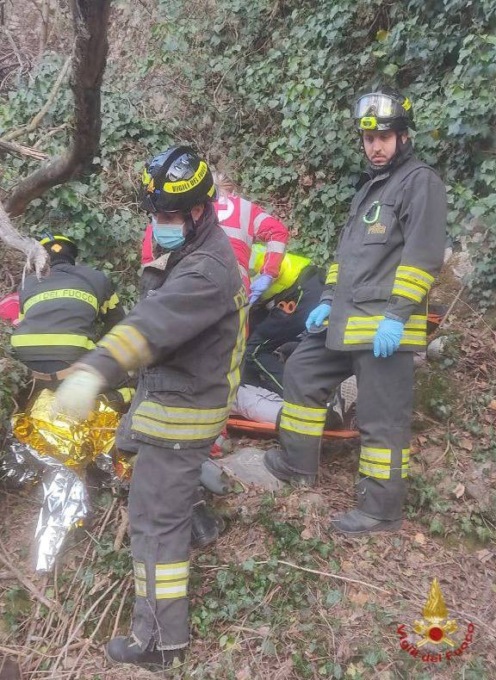 Scivola in una scarpata di dieci metri per inseguire il cane, soccorso a Pedrengo