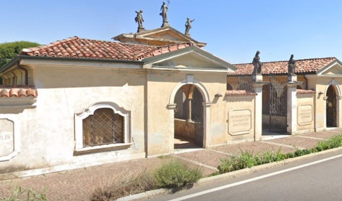 Sesso nei bagni del cimitero a Martinengo: verità o leggenda metropolitana?