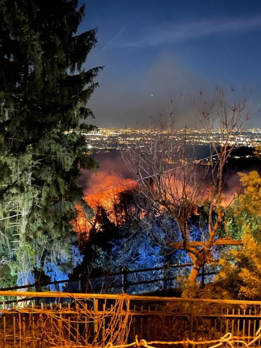 L’incendio ad Almenno San Bartolomeo ha rischiato di arrivare alle abitazioni