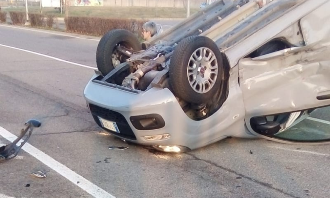 Incidente di fronte al cimitero di Verdellino, l’auto si ribalta in mezzo alla strada