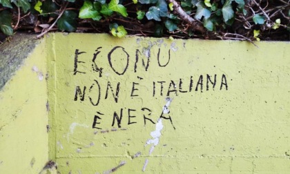 L'indifferenza di fronte alle scritte omofobe e razziste nel passaggio di via Carducci