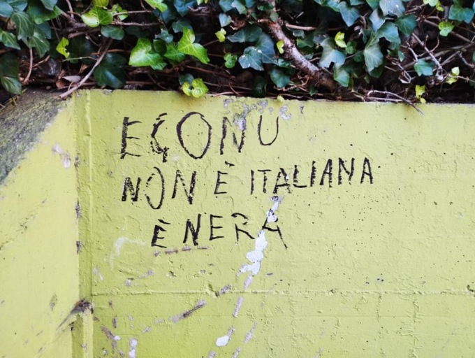 L’indifferenza di fronte alle scritte omofobe e razziste nel passaggio di via Carducci