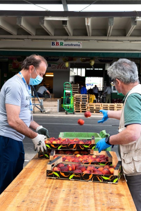 Ortomercato contro lo spreco alimentare: 553 quintali di ortofrutta salvata e distribuita
