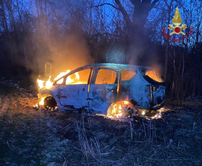 Auto in fiamme poco prima delle sette a Bonate Sopra
