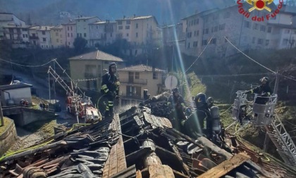 Incendio a Pradalunga, distrutto il tetto di un’abitazione