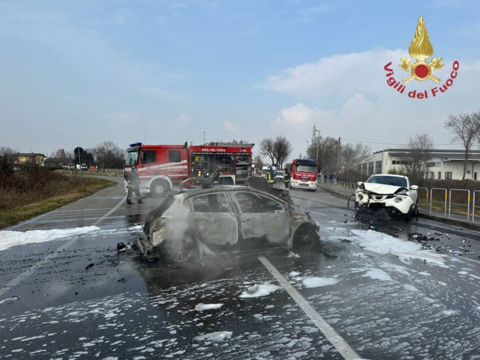 Scontro tra due auto a Treviglio, una prende fuoco. Ferita una ragazza di 23 anni